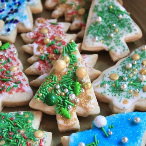 https://www.redwinedragons.com/wp-content/uploads/2022/10/easy-christmas-cookies-with-sprinkles-500x500.jpeg